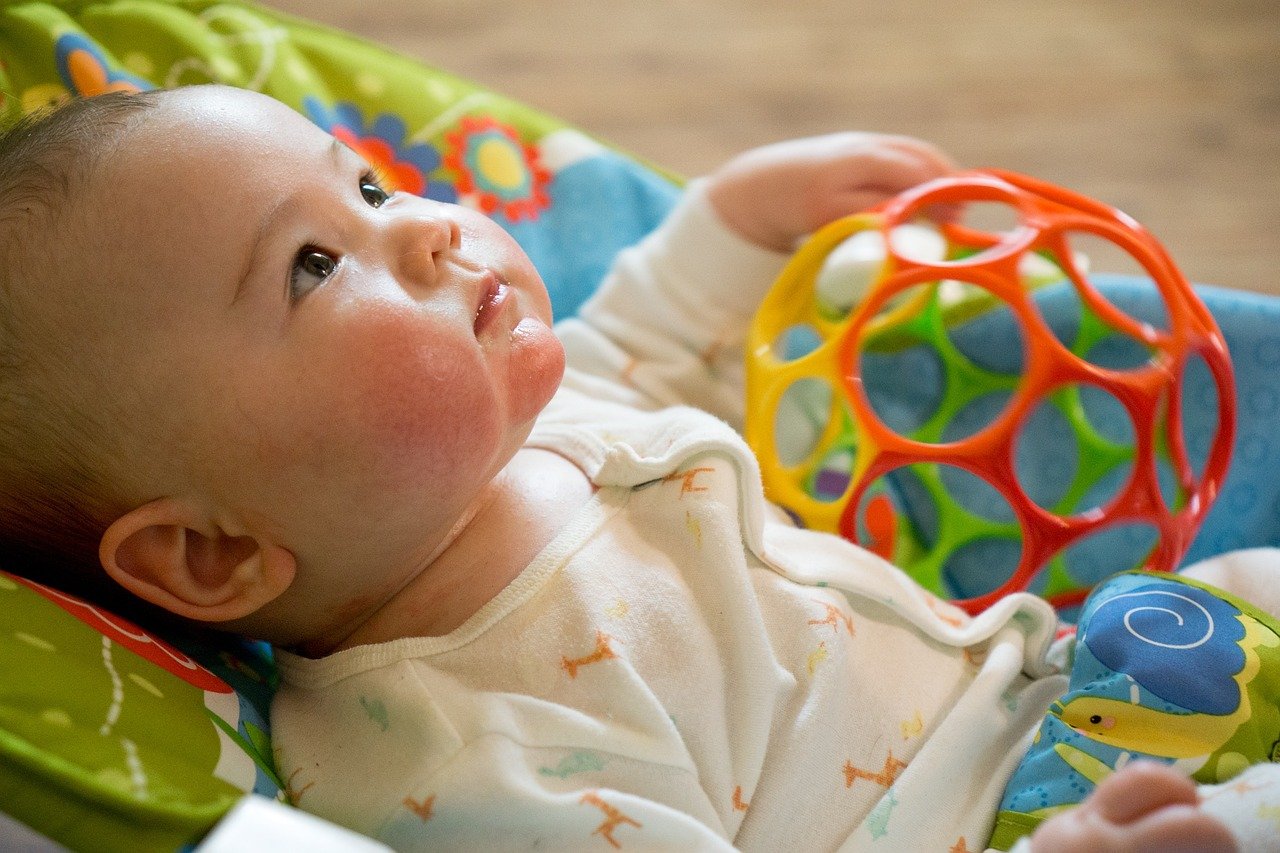 Bébé de 0 à 1 an : comment choisir ses premier jouets ?